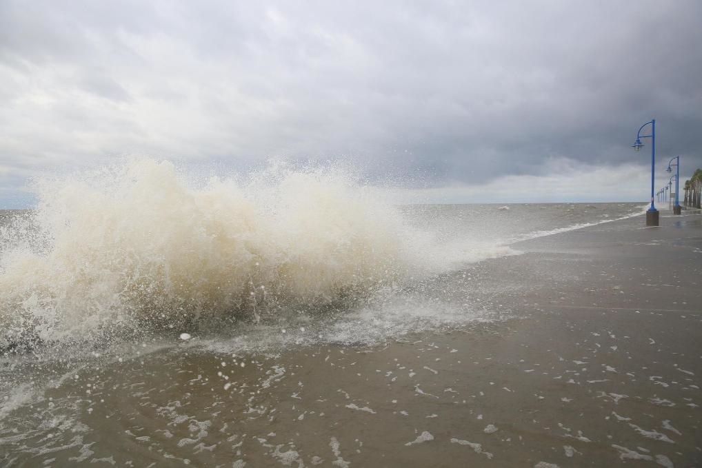 2020年9月15日，受颶風(fēng)“薩莉”影響，美國路易斯安那州新奧爾良的龐恰特雷恩湖巨浪拍岸。新華社發(fā)（魏蘭攝）