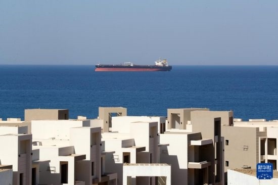 這是10月8日在埃及蘇伊士灣拍攝的行駛中的船只。新華社記者 隋先凱 攝