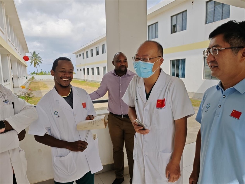 中桑醫(yī)護(hù)人員合作愉快。中國(guó)援桑醫(yī)療隊(duì) 供圖