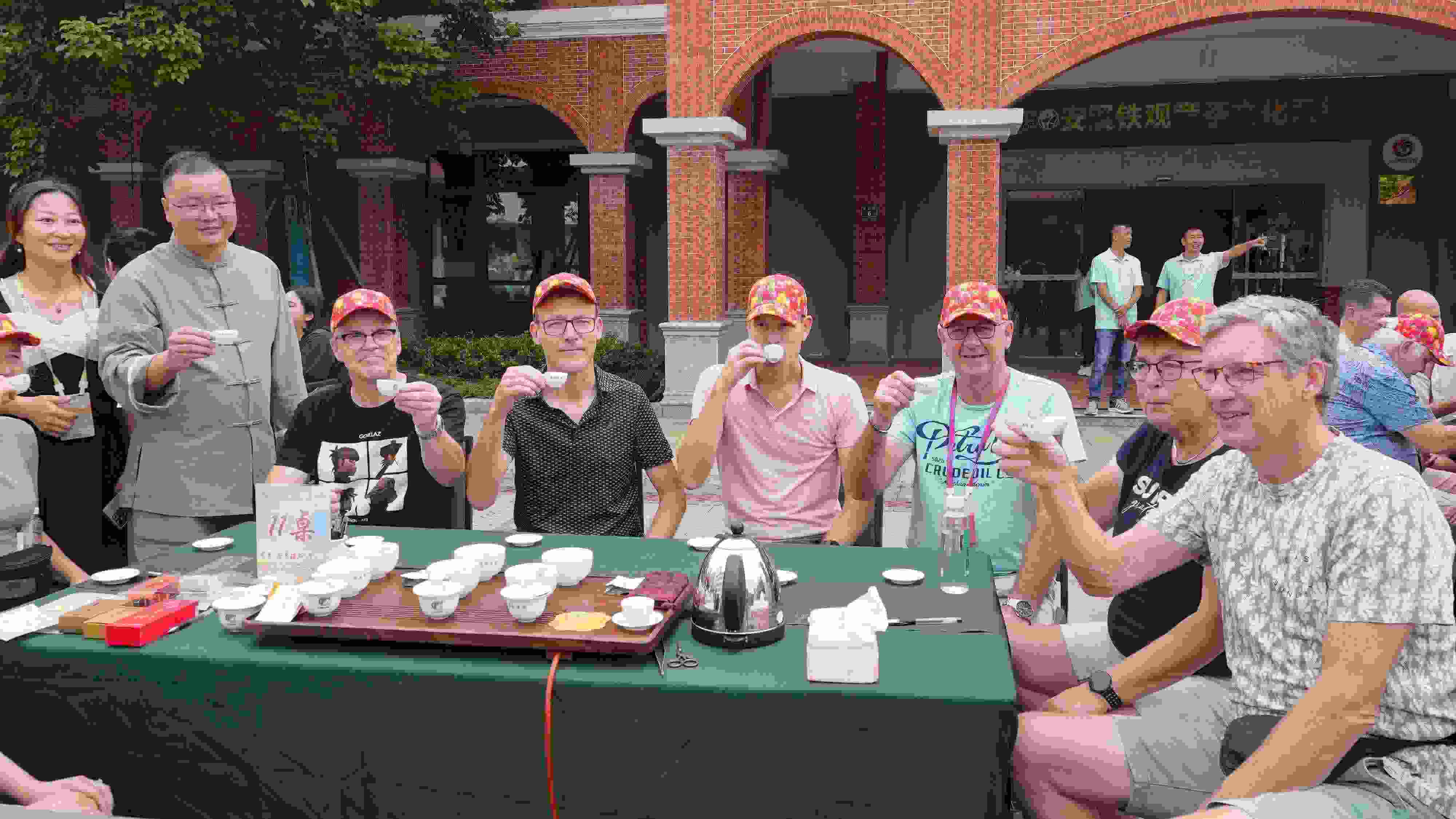 2023年10月4日，福建泉州，外國人品中國茶。