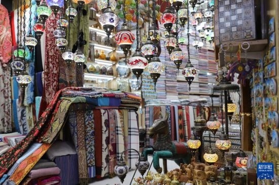 這是10月8日在阿曼首都馬斯喀特的穆特拉市集拍攝的一家店鋪。新華社記者 汪強(qiáng) 攝