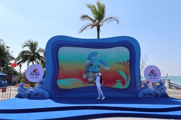 第12棒火炬手“點燃”現(xiàn)場大屏幕上運動會吉祥物“吉貝”手中的火炬。主辦方供圖