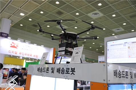 “智慧生活周”博覽會(huì)上展出的快遞無(wú)人機(jī)。人民網(wǎng)記者 莽九晨攝