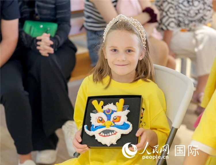 一名中文愛(ài)好者手捧生肖畫。人民網(wǎng)中東中心分社塔里克·易卜拉欣攝