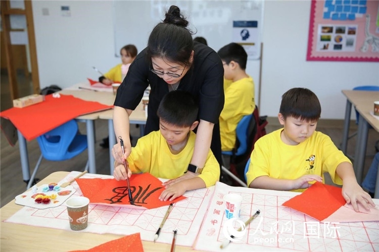 書法課場(chǎng)景。人民網(wǎng)中東中心分社塔里克·易卜拉欣攝