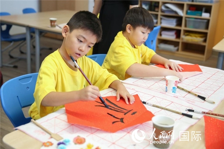 書法課。人民網(wǎng)中東中心分社塔里克·易卜拉欣攝