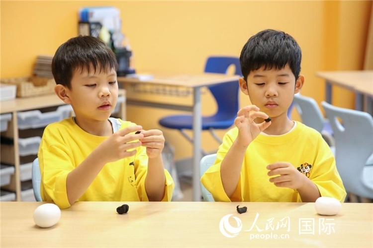 做手工。人民網(wǎng)中東中心分社塔里克·易卜拉欣攝