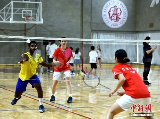 當(dāng)?shù)貢r(shí)間10月12日，巴西圣保羅，中國(guó)高校羽毛球代表團(tuán)和巴西羽毛球協(xié)會(huì)運(yùn)動(dòng)員切磋球技。 