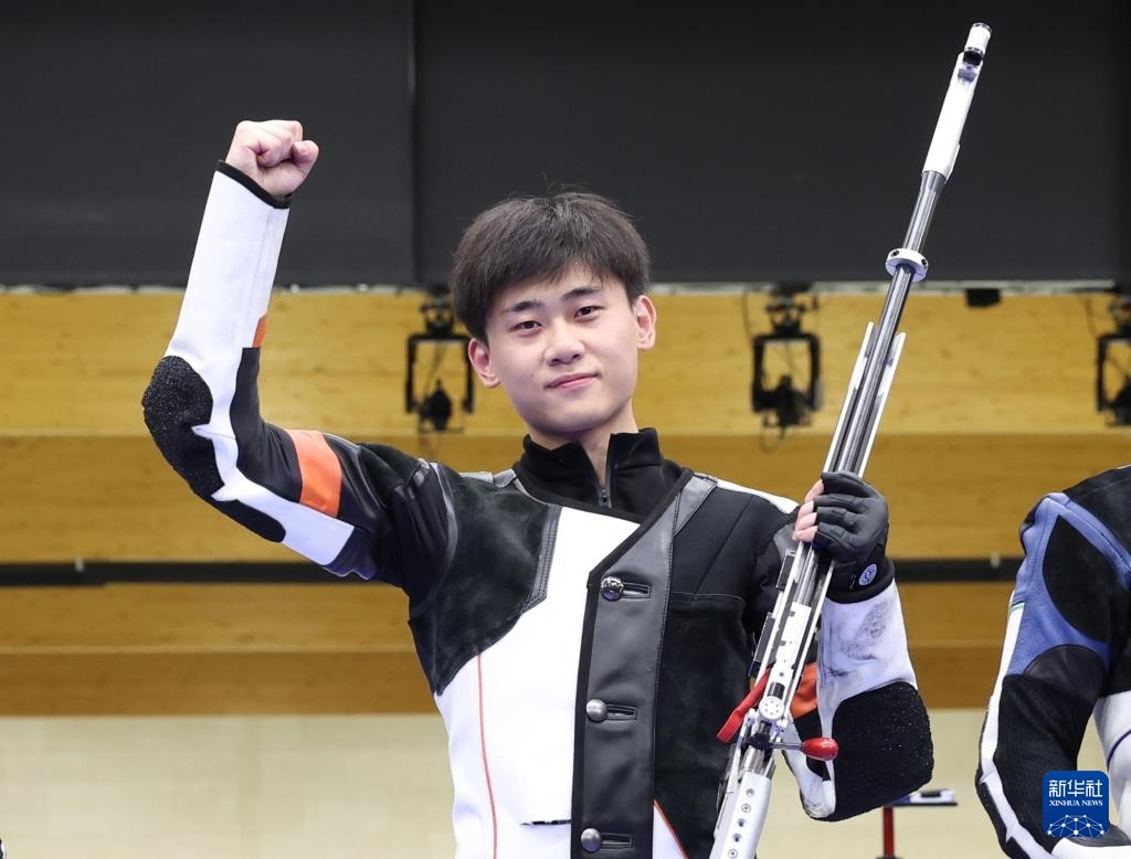 8月1日，在法國沙托魯舉行的巴黎奧運會射擊男子50米步槍三姿決賽中，中國選手劉宇坤奪得冠軍。圖為劉宇坤在奪冠后慶祝。新華社記者 張帆 攝