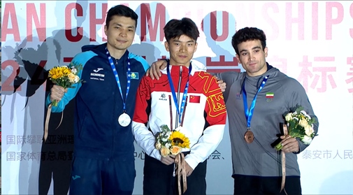 伍鵬（中）奪得男子速度項(xiàng)目冠軍。主辦方供圖