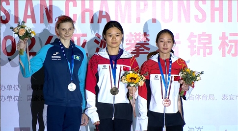 女子速度項(xiàng)目蒙世雪（中）奪冠，周婭菲（右）獲季軍。主辦方供圖