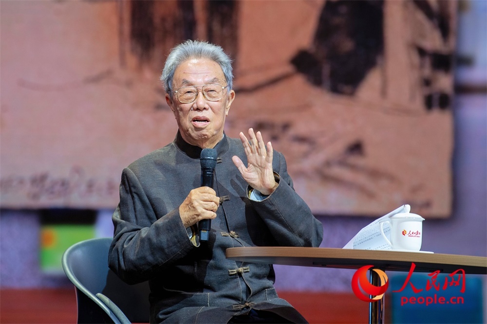 王蒙以《與時代同行 與人民同心》為題演講。人民網(wǎng)記者 翁奇羽攝