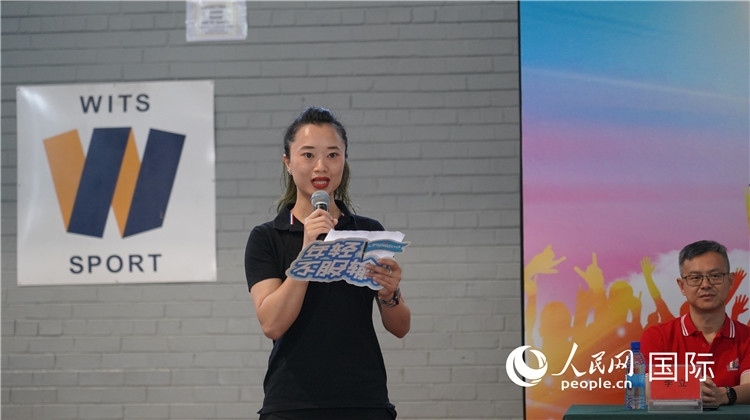 運(yùn)動(dòng)員代表柳工南非員工陳婉雯宣誓。 人民網(wǎng) 劉暢 攝