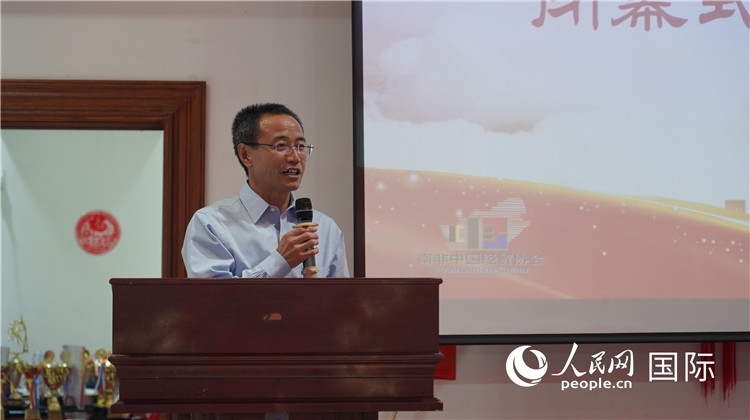 中國駐約翰內(nèi)斯堡代總領(lǐng)事周育江在閉幕式上致辭。 人民網(wǎng) 張茜攝