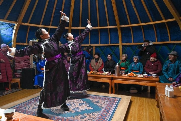 2023年12月21日，烏蘭牧騎隊(duì)員在內(nèi)蒙古阿其圖烏拉蘇木進(jìn)行舞蹈表演。