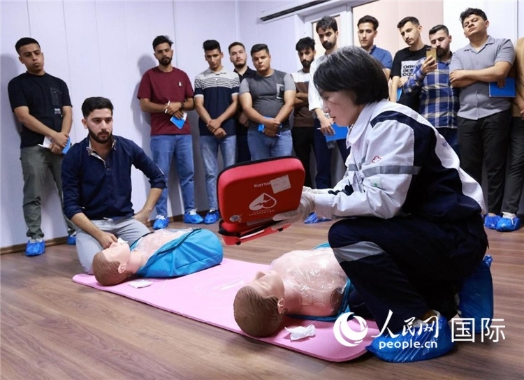 新進(jìn)油田工作的伊拉克大學(xué)生在接受急救培訓(xùn)。人民網(wǎng)記者管克江攝