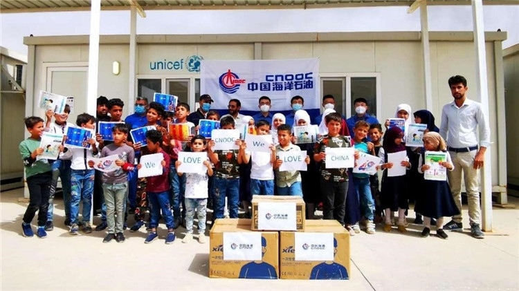 慰問當(dāng)?shù)貙W(xué)校。中國海油供圖