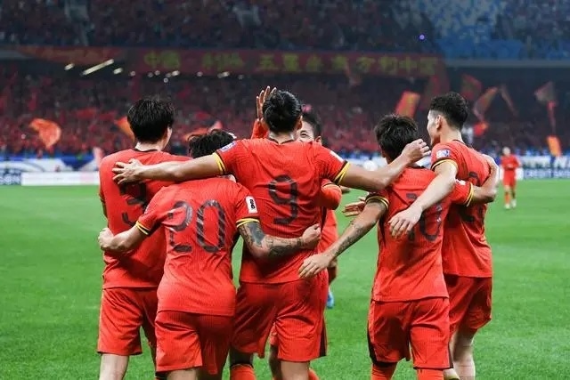 10月15日晚，張玉寧（9號）進(jìn)球后與隊(duì)友擁抱慶祝。新華社記者 李紫恒攝