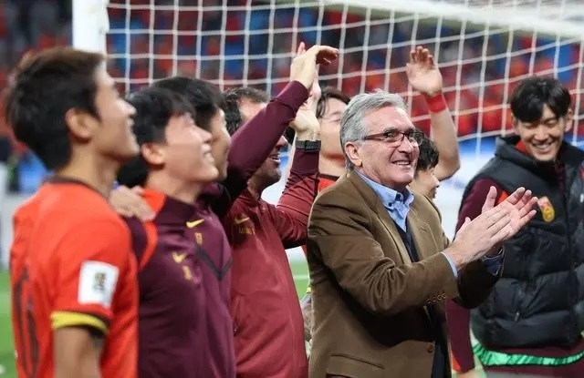 10月15日晚，國足主教練伊萬科維奇（前右）賽后向觀眾致意。新華社記者 胡星宇攝