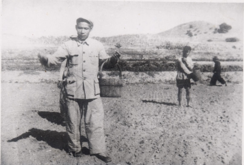 谷文昌（左）在田間與農(nóng)民一起勞動(dòng)（資料照片）。