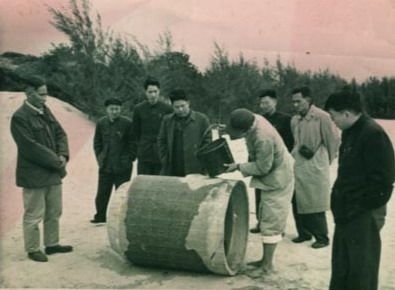 谷文昌（左一）與工程技術(shù)人員解決地下水供給（資料照片）。谷文昌帶領(lǐng)群眾修建了22座水庫和705處永久性水利工程，緩解了東山縣水資源極度缺乏的難題。