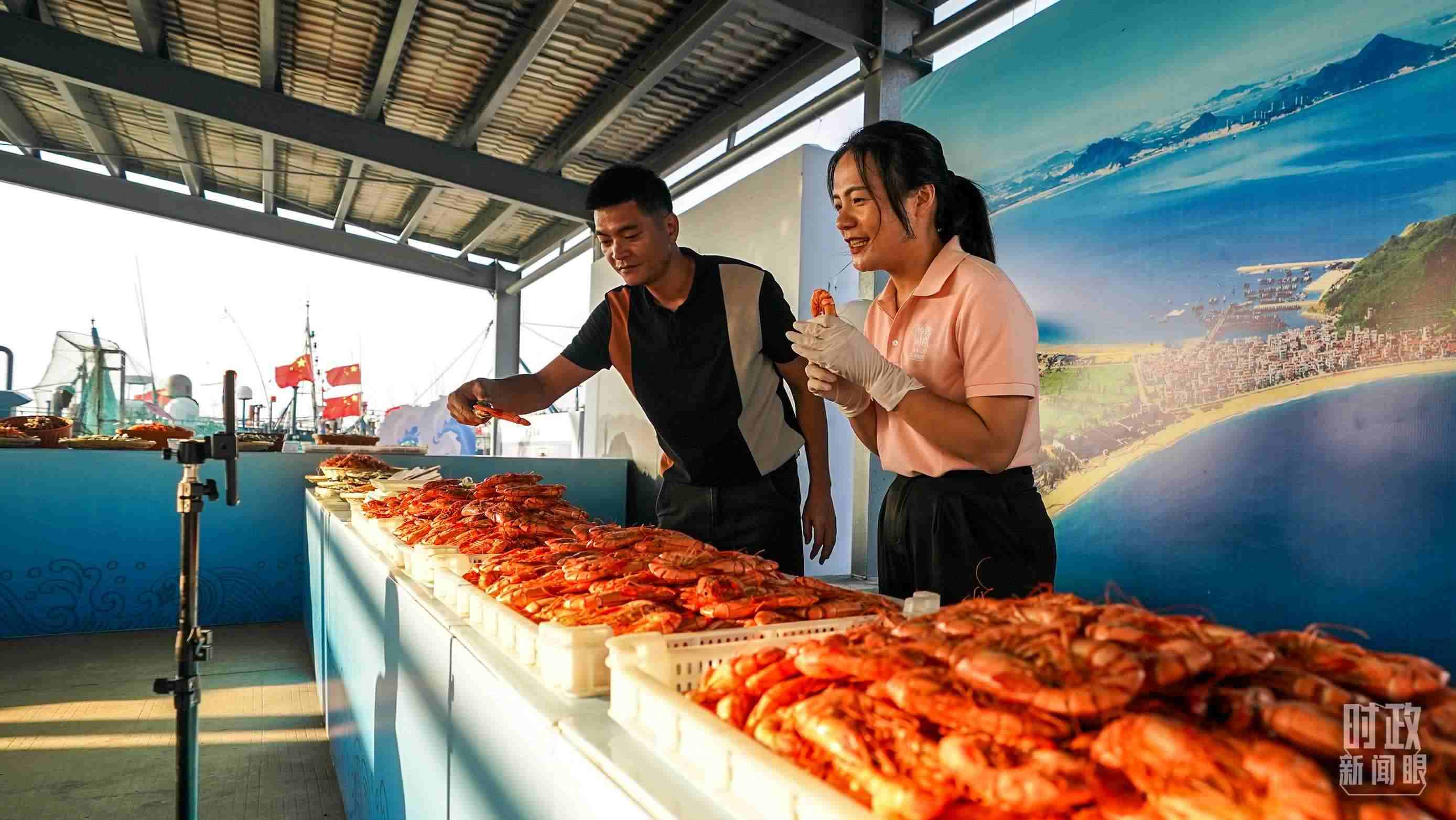 △正在直播賣貨的澳角村村民。（總臺(tái)記者李晉拍攝）