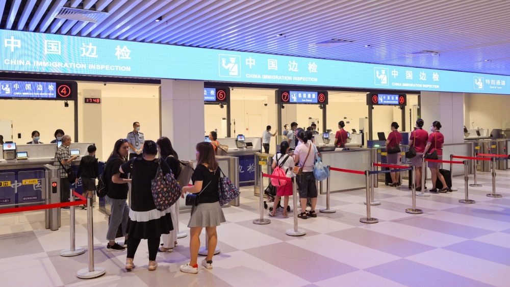 2023年7月26日，旅客在三亞鳳凰國際機場國際航站樓有序通關。三亞鳳凰國際機場國際航站樓改擴建項目主體工程已于2023年7月1日完工并投入使用，該項目是海南自貿(mào)港首個主體工程完工并投入使用的封關運作項目?！逗Ｄ献杂少Q(mào)易港建設總體方案》明確，海南將在2025年前適時啟動全島封關運作。