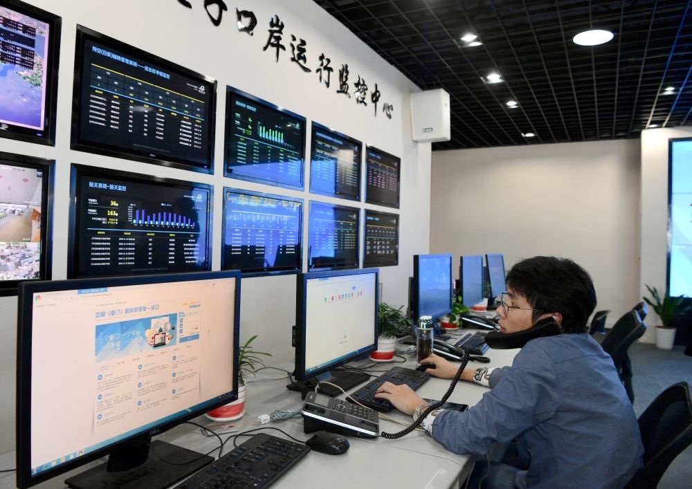 在中國（福建）自由貿(mào)易試驗區(qū)廈門片區(qū)，國際貿(mào)易“單一窗口”工作人員在網(wǎng)上受理業(yè)務（2018年11月15日攝）?！皢我淮翱凇笔顷P檢等口岸部門、地方政府相關部門、金融機構等共同參與的口岸管理共享平臺。貿(mào)易商能夠通過一個入口提交貨物進出口或轉(zhuǎn)運所需要的單證或電子數(shù)據(jù)，實現(xiàn)“一個平臺、一點接入、一次申報、一次辦結”。