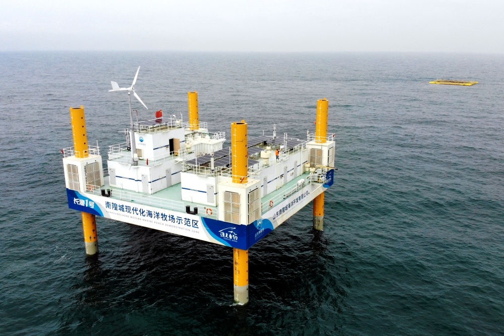 這是應用5G技術的山東長島綜合試驗區(qū)南隍城國家級海洋牧場示范區(qū)海上平臺（2020年8月8日攝，無人機照片）。中國（山東）自由貿(mào)易試驗區(qū)設立以來，一系列大膽試、大膽闖、自主改的政策逐步落實，制度創(chuàng)新打通堵點、釋放活力，成為深化對外開放、發(fā)展海洋經(jīng)濟的重要抓手。