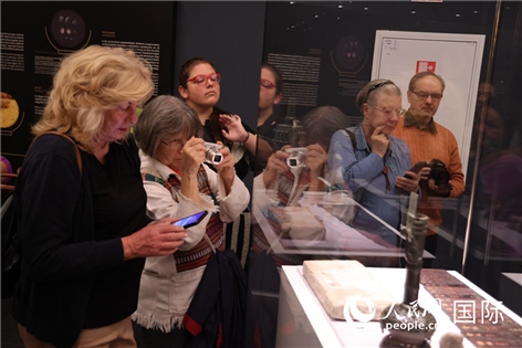 嘉賓參觀展覽。人民網(wǎng)記者禹麗敏 攝。