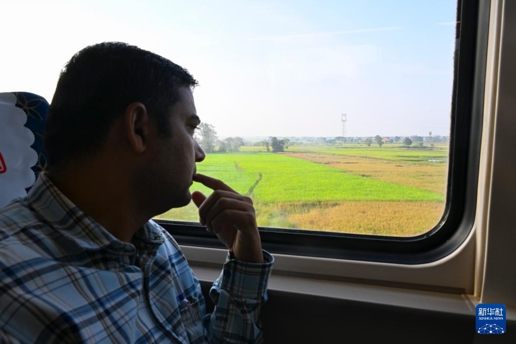 這是10月12日在老撾拍攝的中老鐵路C98列車上的一名乘客。新華社記者 程一恒 攝