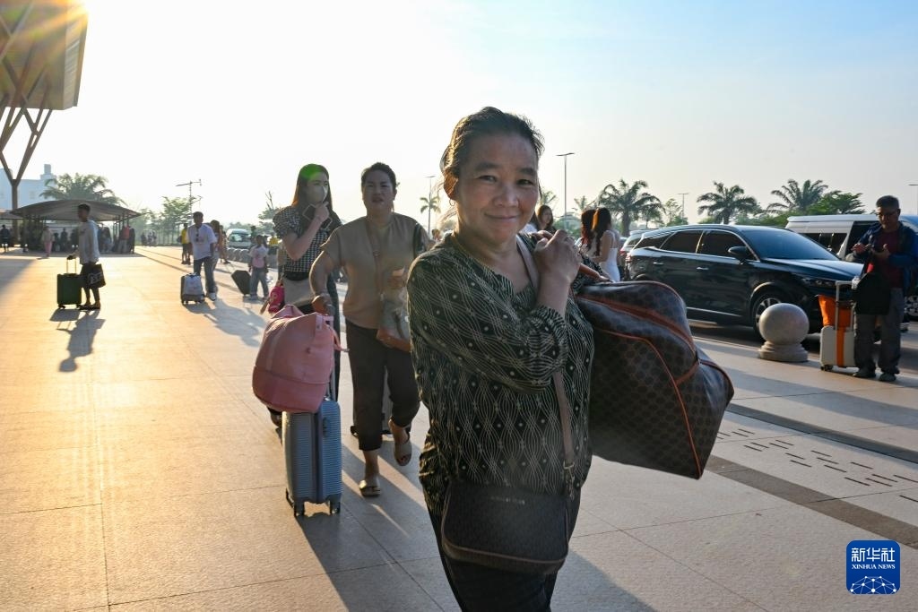 這是10月12日在老撾萬象中老鐵路萬象站拍攝的一名女子。新華社記者 程一恒 攝