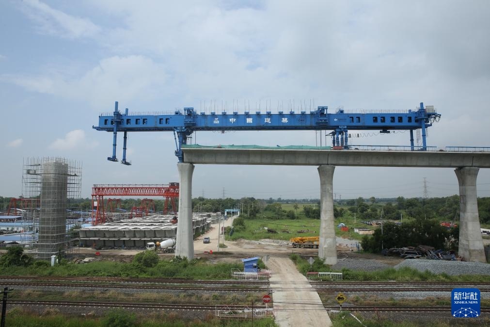 這是10月11日拍攝的位于泰國大城府的中泰高鐵項(xiàng)目4-3標(biāo)段施工現(xiàn)場。新華社記者 孫瑋彤 攝