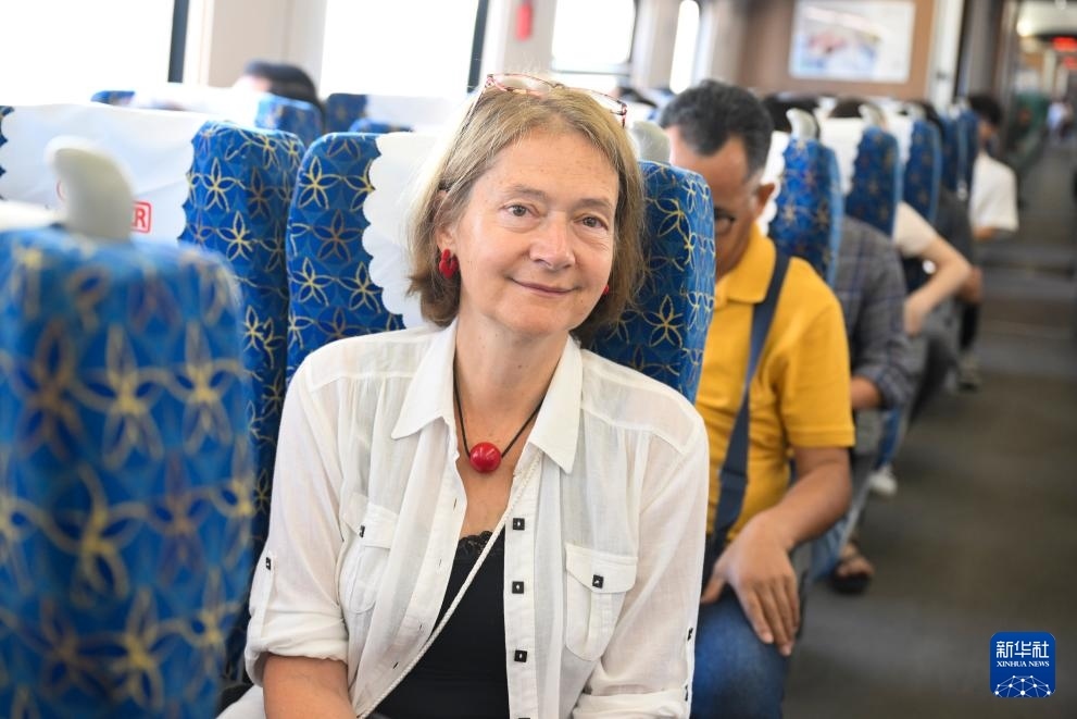 這是10月12日在老撾拍攝的中老鐵路C98列車上的一名乘客。新華社記者 程一恒 攝