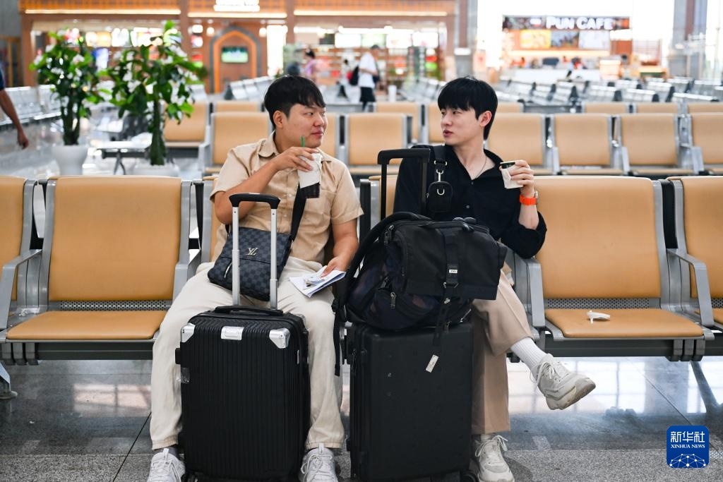 10月12日，在老撾萬象中老鐵路萬象站候車廳，兩名乘客在等候列車。新華社記者 程一恒 攝