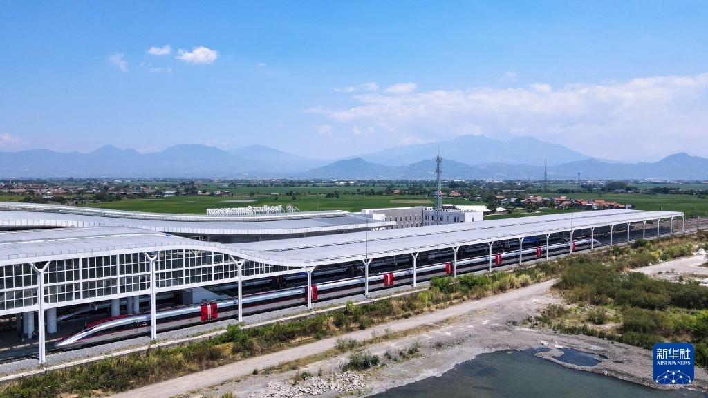 9月13日，在印度尼西亞萬隆德卡魯爾站，雅萬高鐵高速動車組列車停靠在站臺上（無人機(jī)照片）。新華社記者 徐欽 攝