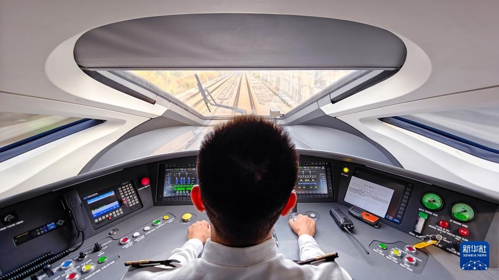 9月12日，司機(jī)駕駛高速動車組列車行駛在雅萬高鐵上（手機(jī)照片）。新華社記者 徐欽 攝