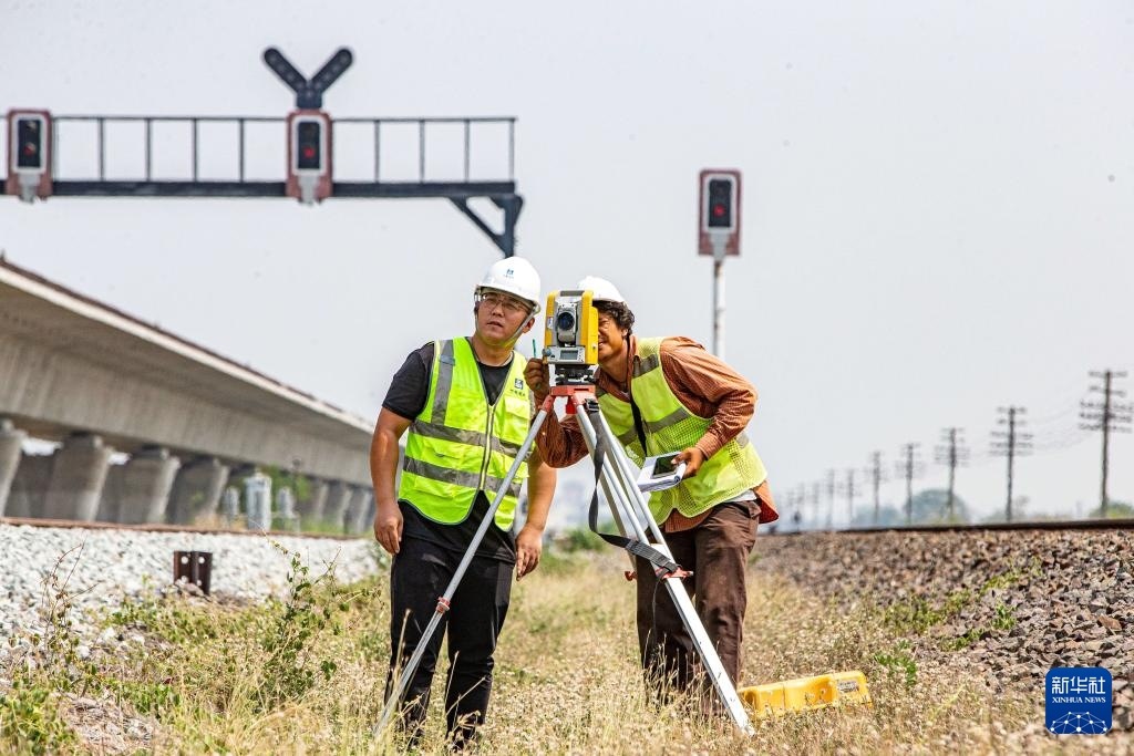 5月1日，在泰國大城府，中泰高鐵項(xiàng)目工作人員在施工現(xiàn)場勘查。新華社記者 王騰 攝