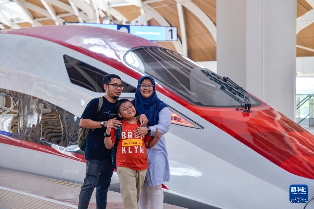 4月17日，在印度尼西亞雅加達(dá)哈利姆站站臺，乘客和雅萬高鐵高速動車組列車合影。新華社記者 徐欽 攝