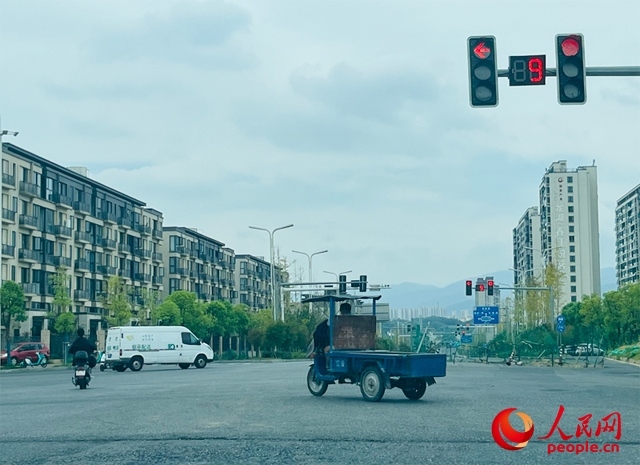 長富大道與文化中心東路三岔路口車輛混行（9月19日拍攝）。人民網(wǎng)記者 帥筠攝