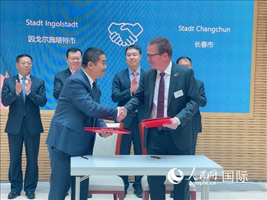 （10月16日，第十屆巴伐利亞中國日在慕尼黑舉行。圖為簽約儀式現(xiàn)場。人民網(wǎng)記者劉赫攝）