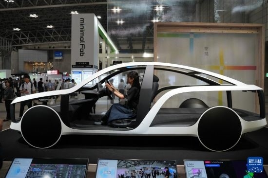 這是10月17日在日本千葉縣舉行的日本高新技術(shù)博覽會上拍攝的，索尼公司展示的概念車模型。新華社記者 錢錚 攝