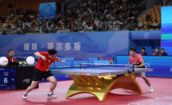 10月18日，上海隊選手樊振東（左）在單打比賽中發(fā)球。他3:2戰(zhàn)勝福建隊選手程靖淇。新華社記者 王楷焱 攝