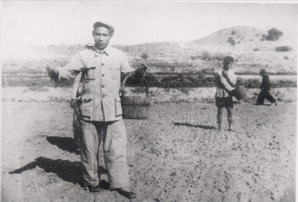 谷文昌（左）在田間與農(nóng)民一起勞動（資料照片）。