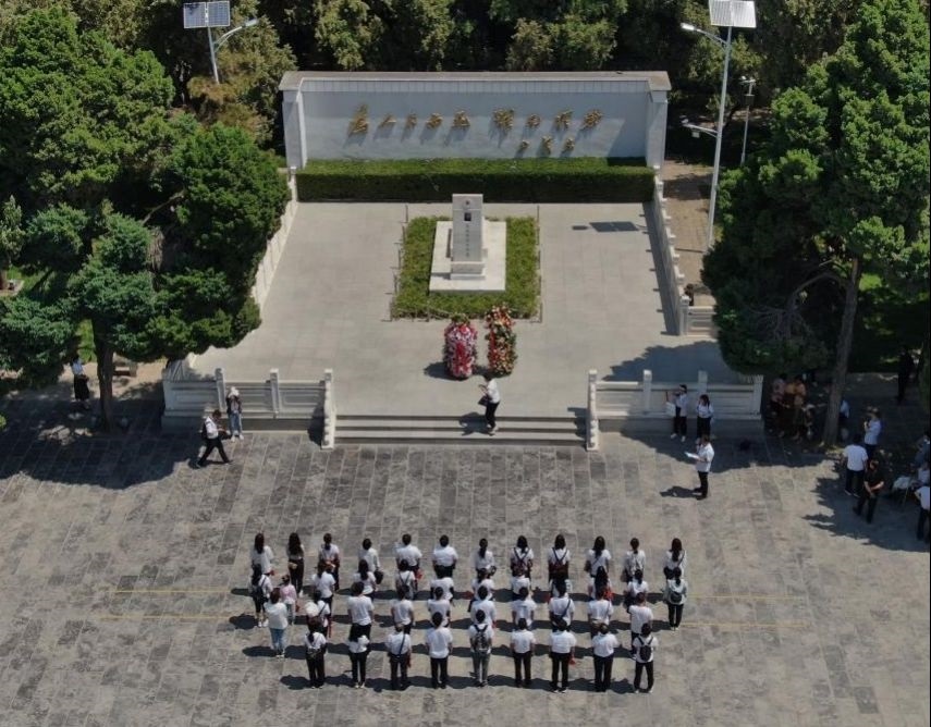 2021年6月24日，參觀者在位于河南省蘭考縣的焦裕祿紀(jì)念園瞻仰焦裕祿烈士墓（無人機(jī)照片）。新華社記者 李安 攝