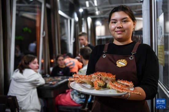 9月2日，俄羅斯符拉迪沃斯托克一家餐館的服務(wù)員在展示帝王蟹。新華社記者 曹陽 攝
