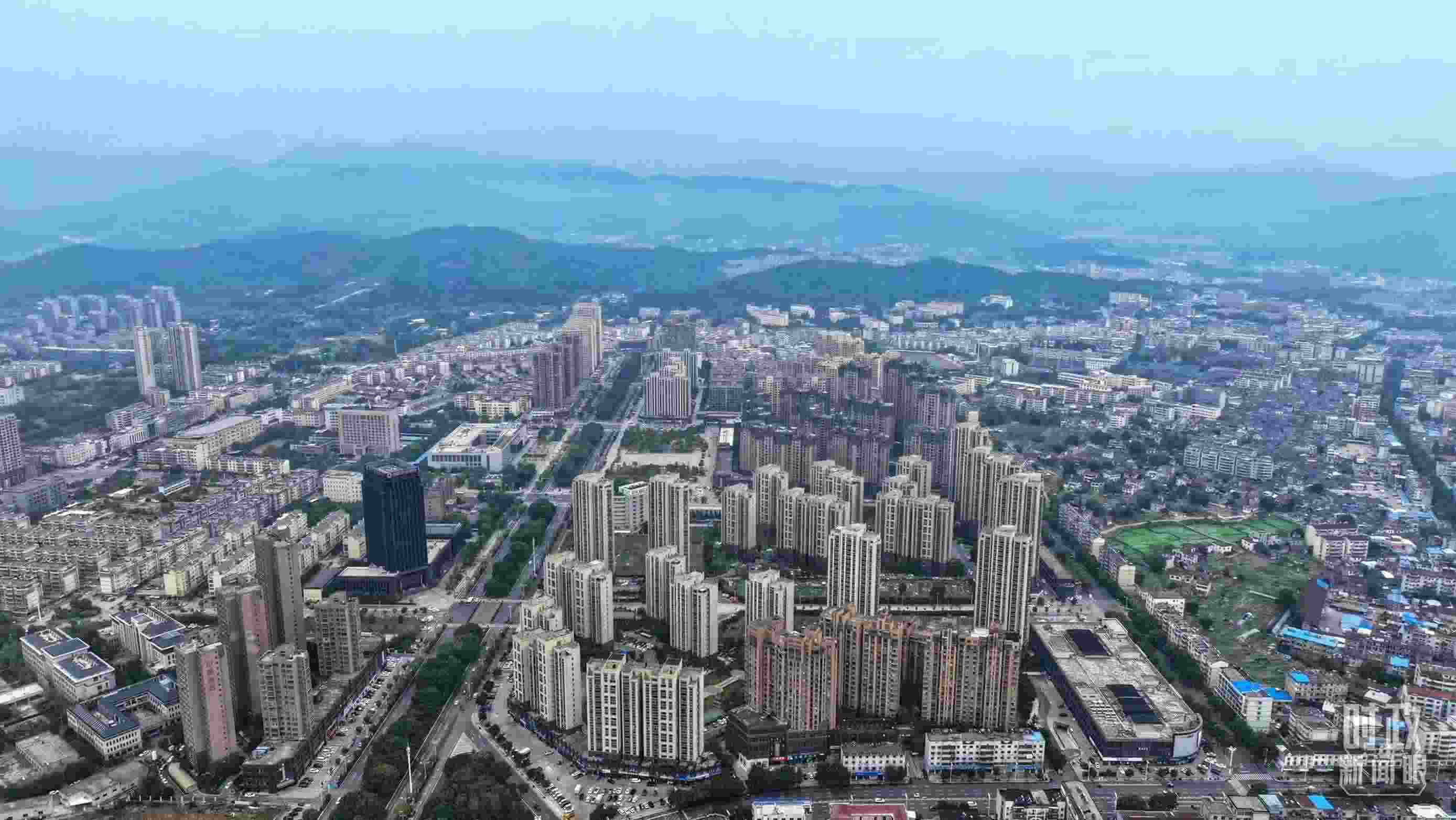 △俯瞰桐城市。（總臺(tái)記者葛啟文拍攝）