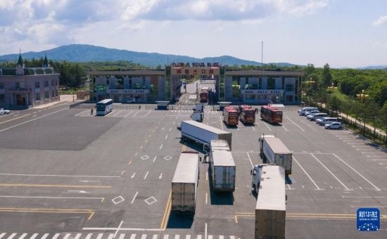 2019年6月22日，往返于中國和俄羅斯的貨車在中俄琿春口岸前排隊等待通關(guān)（無人機(jī)照片）。