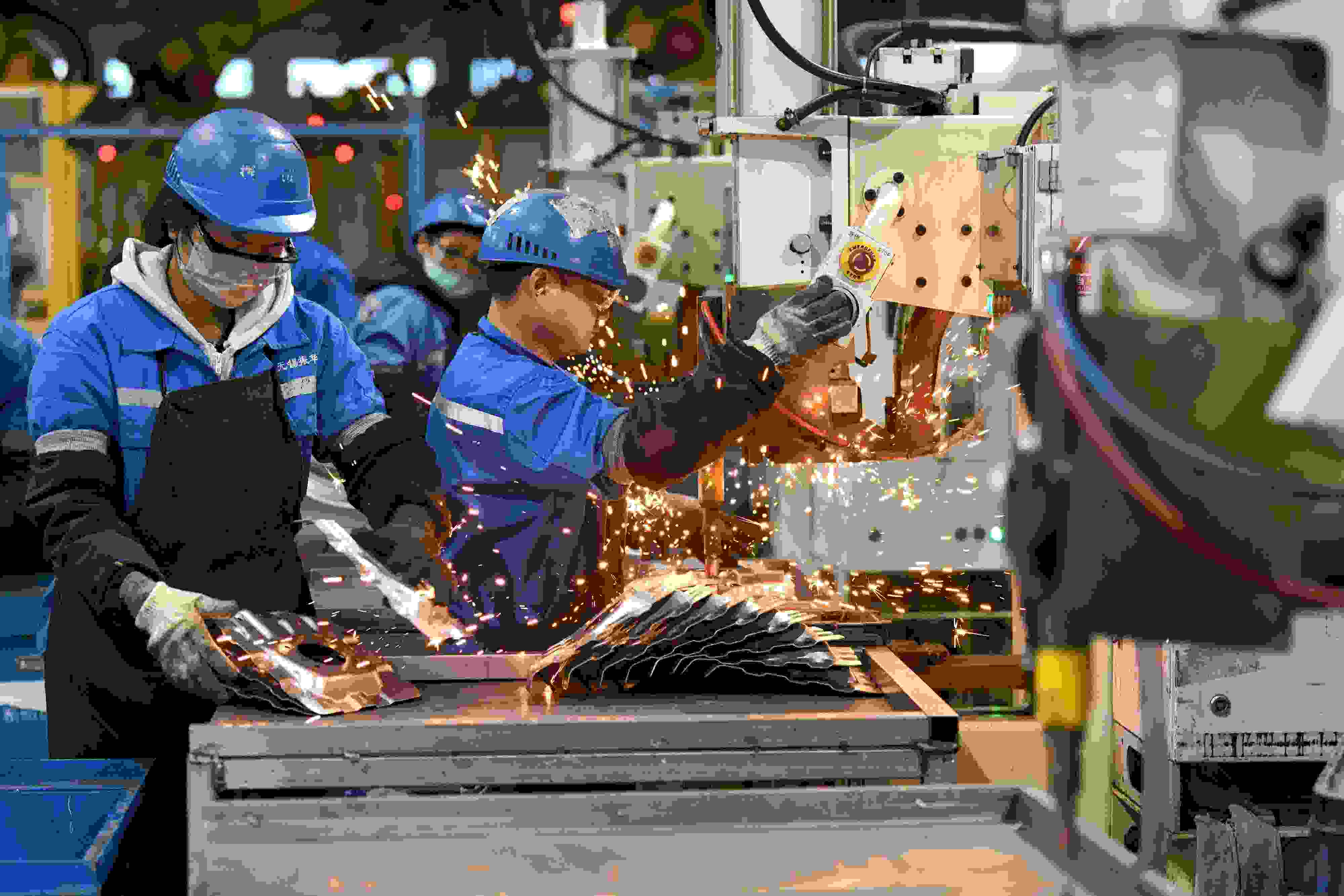 2023年2月7日，福建省寧德市蕉城區(qū)一家汽車零部件生產(chǎn)企業(yè)的生產(chǎn)線上一派繁忙景象。