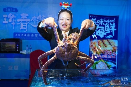 9月19日，在吉林省琿春市，商家在展示售賣的帝王蟹。新華社記者 許暢 攝